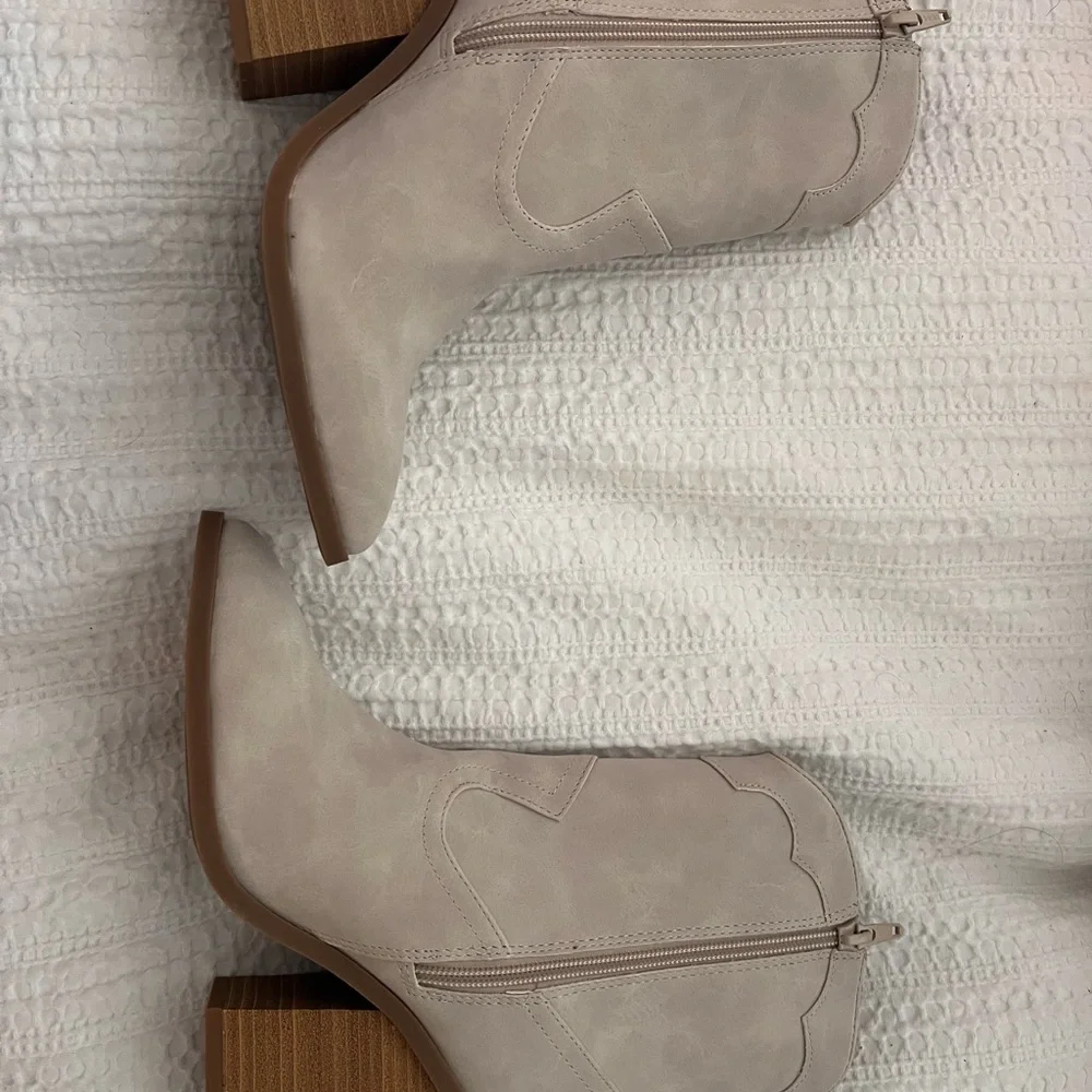Boots - Picture 2 of 4